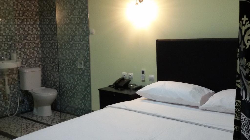 Guest House Salon Fora Gegerkalong Setiabudhi Bandung Exteriör bild