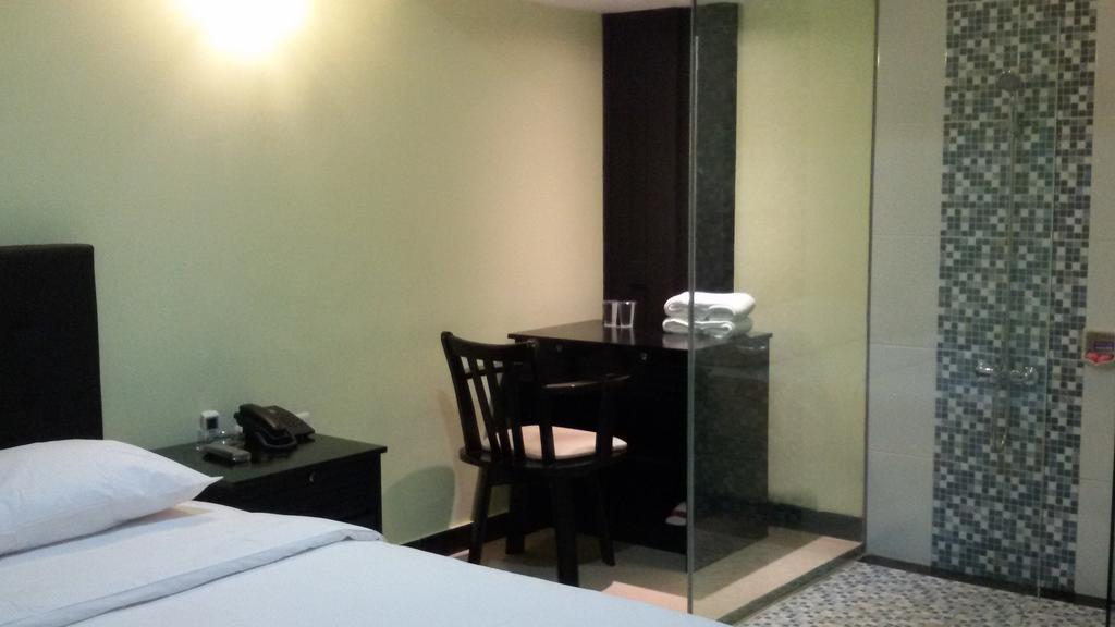Guest House Salon Fora Gegerkalong Setiabudhi Bandung Exteriör bild