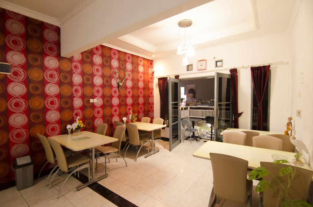 Guest House Salon Fora Gegerkalong Setiabudhi Bandung Exteriör bild